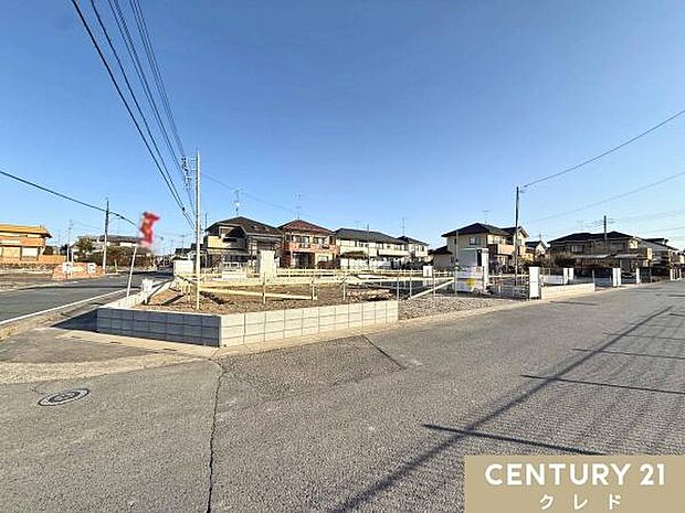 敷地54坪以上の全5棟！駐車2台可能。前面道路は幅員6〜9ｍとゆとりがあり、車のすれ違いや駐車も安心です。