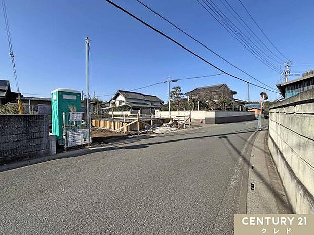 北西4ｍ×北東6ｍ公道の開放的な角地で、暖かな陽射しと爽風が舞い込みます。