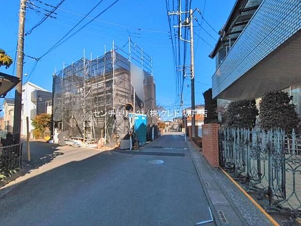 東側4m・南側4mの道路に面した、開放感あふれる角地。2方向から陽光がたっぷりと降り注ぐ、明るく風通しの良い住まいが誕生します!