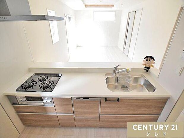 フルオープンキッチンは視線が抜けて明るく、開放的な雰囲気に。お料理をしながらお子さまの様子を見守れるので、子育て中のご家庭にも嬉しい間取りです。