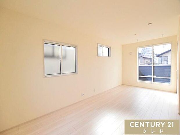 【洋室5帖+5.25帖】ドアが2つ設けられた10.25帖の洋室。お子様が小さいうちは大きなプレイルームとして、成長に合わせて個室に仕切るなど、フレキシブルに使える空間です。