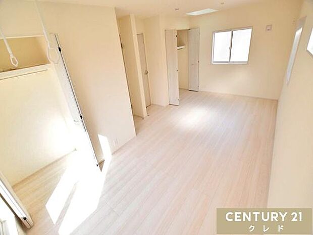 【洋室5帖+5.25帖】2部屋に分けた際も各部屋に収納が完備されているのが大きな魅力です。収納家具を置く必要がなく、お部屋を広々と使えます。