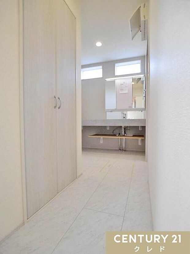 白を基調とした清潔感あふれるサニタリースペース。大容量の収納を完備しており、タオルや着替え、日用品のストックもスッキリ片付きます。