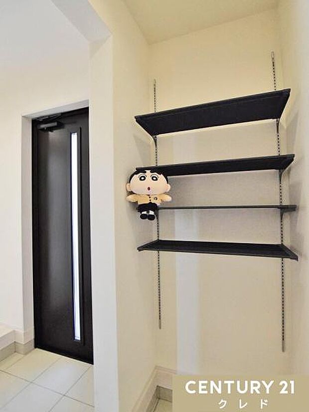 【土間収納】ベビーカーやゴルフバッグ、アウトドア用品などもそのまま収納可能。玄関ホールを常にスッキリと美しく保つことができ、急な来客時も安心です。