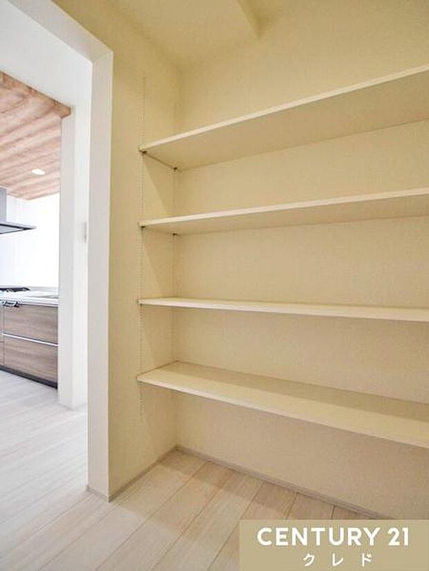 キッチン横に大容量のパントリーを設けました。食品ストックや調理家電、飲料水などもたっぷり入り、キッチン周りを常にスッキリ美しく保てます。