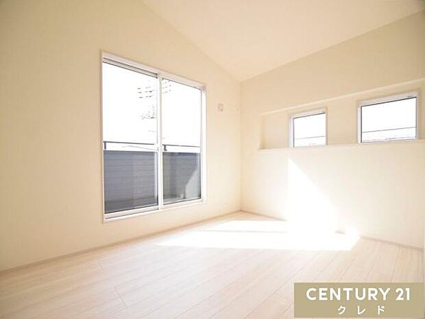 【バルコニー側6帖】南西バルコニーに面した明るい空間。日中も自然光がたっぷり入り、心地よい風が通り抜ける快適な空間です。