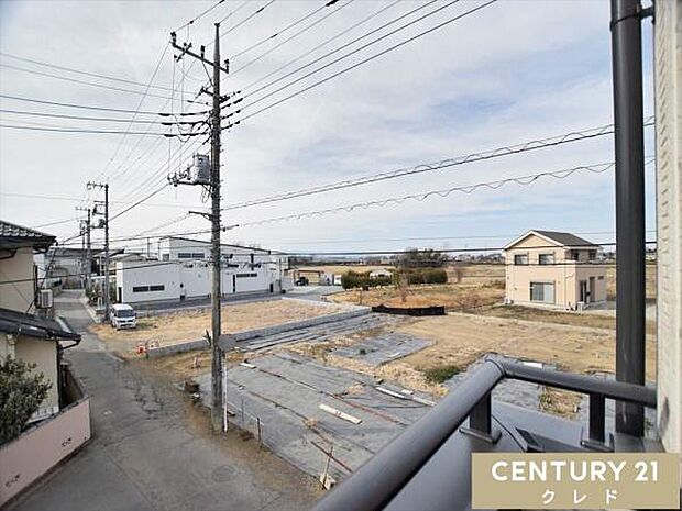 お住まいバルコニーからの眺望です。陽当たりの良い住宅街エリアのバルコニーからは、晴れた日には青々と広がる空を眺めることができます。