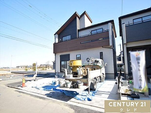 駐車場は並列3台分ございます！急な来客時はもちろん、お子様が免許を取得した際も安心です。