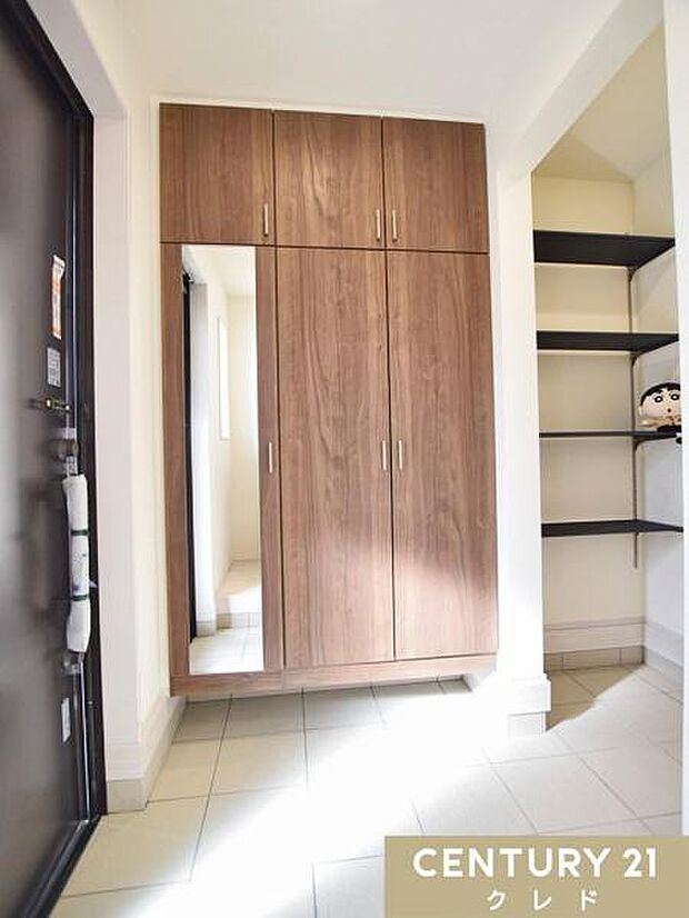 落ち着いた色合いでまとめた玄関は、すっきりとした印象。大容量のシューズボックスには姿見も付いており、お出かけ前の身だしなみチェックもスムーズです。