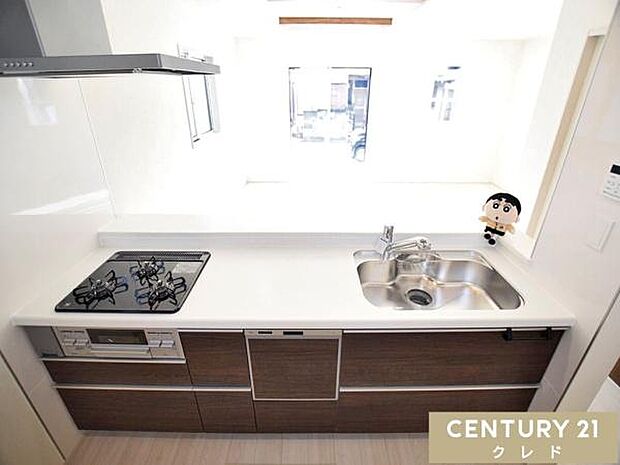 リビングで遊ぶお子さまを見守りながら調理ができる、安心の対面式キッチン。清潔感あふれる空間で、毎日の家事も楽しくなりそうです。