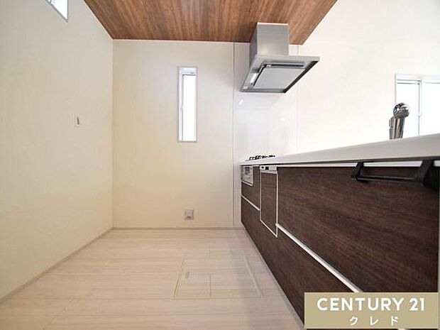 キッチンは大人2人が並んでもゆとりのある広さで、毎日の家事の時間も快適に。お子さまの「やってみたい!」にも、笑顔で応えたくなる空間です。