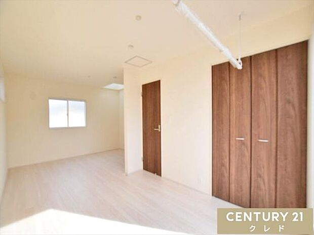 【洋室6帖+5.25帖】ドアが2つ設けられた11.25帖の洋室。お子様が小さいうちは大きなプレイルームとして、成長に合わせて個室に仕切るなど、フレキシブルに使える空間です。