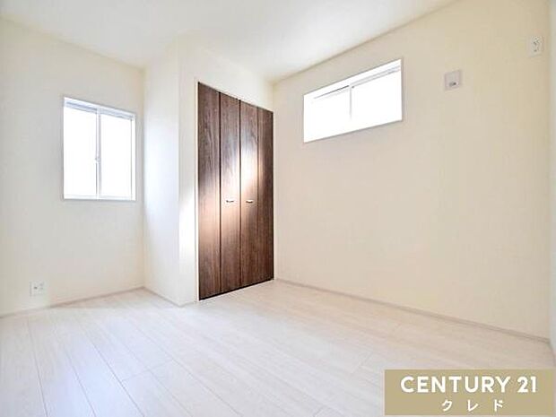 【洋室5.25帖】明るく落ち着いた雰囲気のフローリング洋室。寝室や子供部屋、趣味の部屋など、多目的に利用できます。