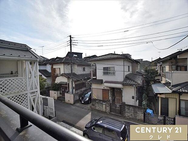 お住まいバルコニーからの眺望です。陽当たりの良い住宅街エリアのバルコニーからは、晴れた日には青々と広がる空を眺めることができます。
