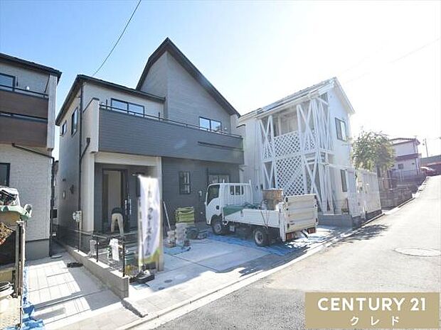 洗面室と脱衣所が分かれているため、家族の入浴時間を気にせず洗面台を使えます。忙しい朝もスムーズに身支度ができる、暮らしやすさに配慮した設計です。