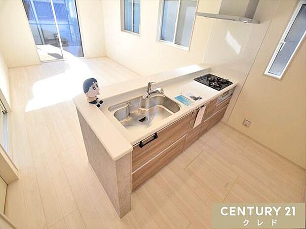 家族とのつながりを大切にした開放的なフルオープンキッチン。リビングで遊ぶお子さまを見守りながら調理ができるので、毎日の家事も安心ですね。