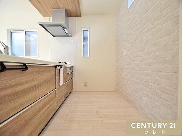 キッチンは大人2人が並んでもゆとりのある広さで、毎日の家事の時間も快適に。お子さまの「やってみたい！」にも、笑顔で応えたくなる空間です。