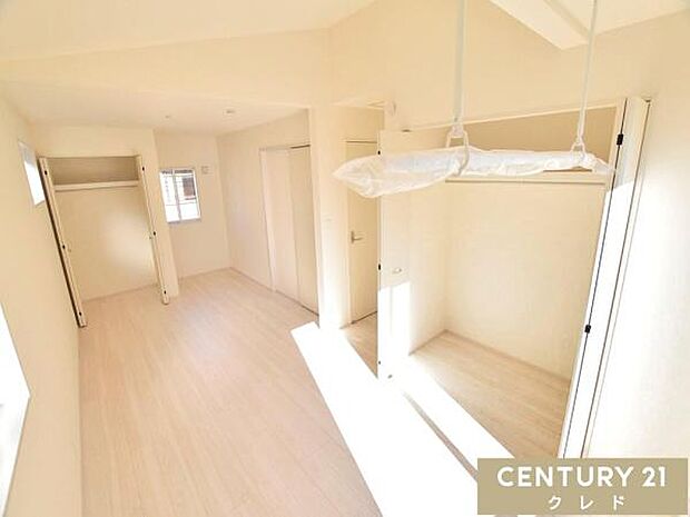 【洋室5.25+5.25帖】2部屋に分けた際も各部屋に収納が完備されているのが大きな魅力です。収納家具を置く必要がなく、お部屋を広々と使えます。