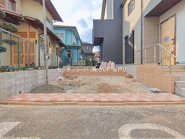 並列2台駐車可能なカースペース付き。来客時はもちろん、将来お子様が免許取得時に便利ですね。