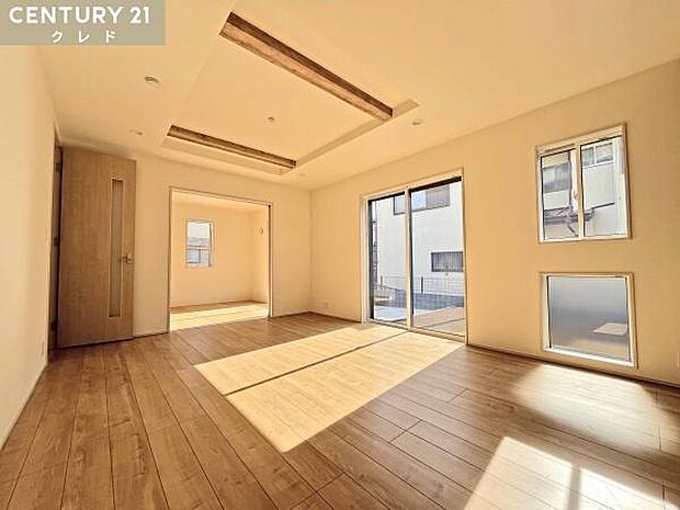 【LDK16帖】折上天井と化粧梁を採用し、空間に奥行きとアクセントをプラスしたこだわり仕様。家具を置いてもゆとりある動線を確保できる16帖の広さです。