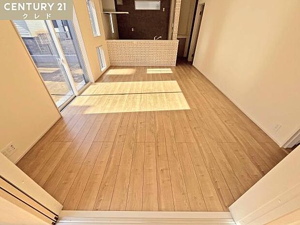 【LDK16帖】南東向きの大きな窓から暖かな陽光が差し込む明るい空間。ご家族でゆったりとくつろげる、開放的で心地よいお部屋です。