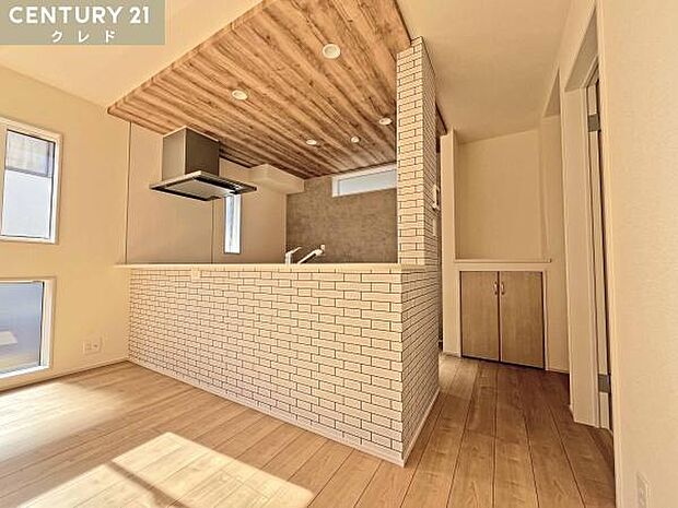 天井の木目と壁面のタイル調デザインが調和し、洗練された雰囲気を演出。まるでカフェにいるような心地よい空間で、毎日の家事も楽しくなるような素敵なデザインです。