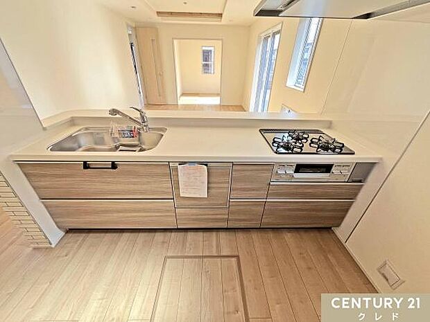 視線が抜けるフルオープンキッチンは、リビング全体を見渡せる開放的な空間。後片付けが楽になる食洗機や、3口ガスコンロ、浄水器など家事をサポートする機能も充実!