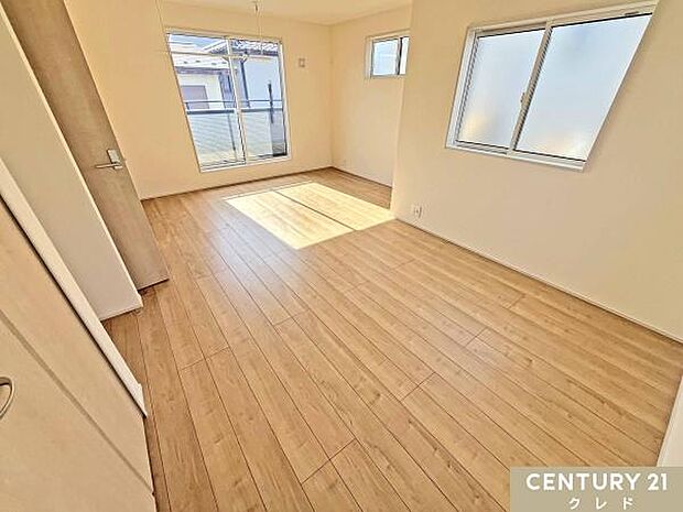 【洋室5帖+6帖】ドアが2つ設けられた11帖の洋室。お子様が小さいうちは大きなプレイルームとして、成長に合わせて個室に仕切るなど、フレキシブルに使える空間です。