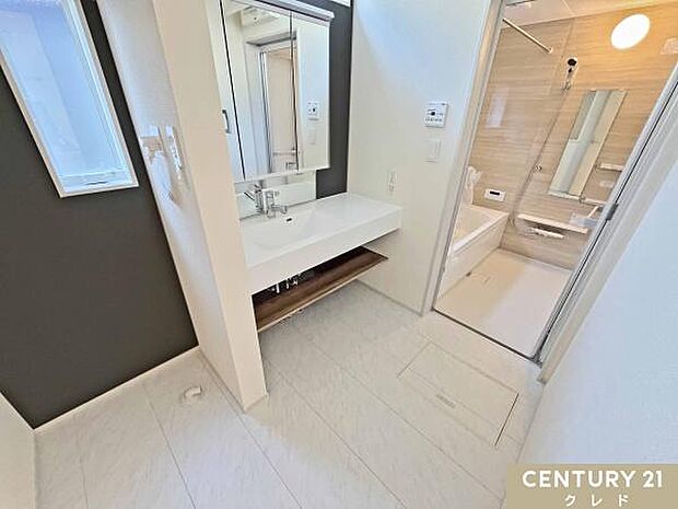 フルフラットカウンターが印象的なオープンサニタリーを採用しました。下部はオープン収納になっており、カゴなどを置いておしゃれに演出できます。