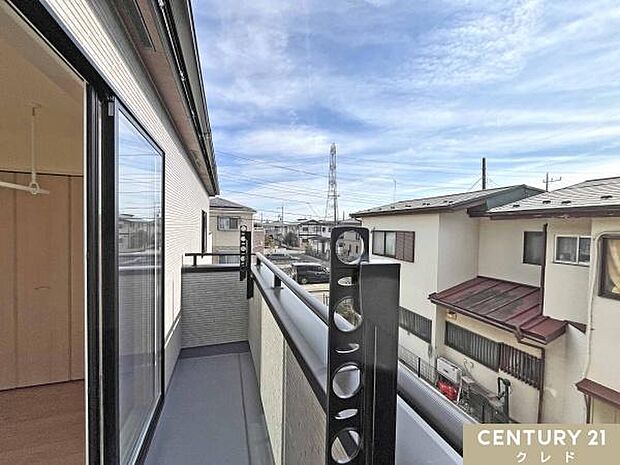 心地よい陽射しと爽やかな風が感じられる南東向きバルコニー。日中はたっぷりの光が差し込み、お洗濯物も気持ちよく乾かせます。