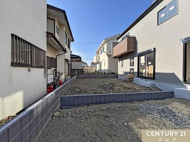 2〜3台の車が駐車可能。南庭ではガーデニングや家庭菜園も楽しめます。