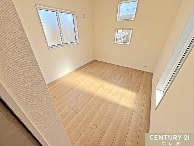 【洋室5.25帖】明るく落ち着いた雰囲気のフローリング洋室。寝室や子供部屋、趣味の部屋など、多目的に利用できます。