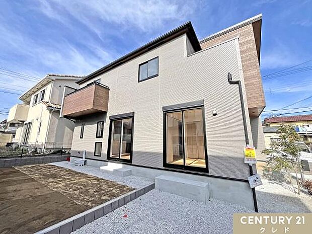 植物を育てたり、季節の花を植えたり、日々の暮らしに彩りを添えるお庭付き。ご家族のくつろぎのひとときを支える、心地よいスペースです。