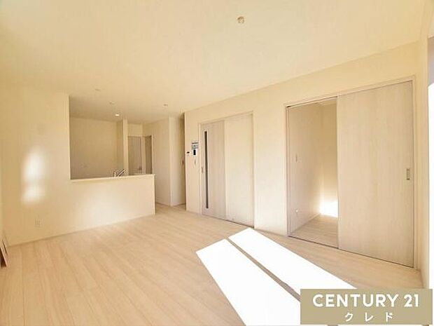 【LDK16帖】約16帖の広々としたLDKは、キッチン・バス・洗面室を集約した家事動線に優れた間取りです。水回りの移動がスムーズで、お料理や洗濯などの家事が効率よくこなせます。