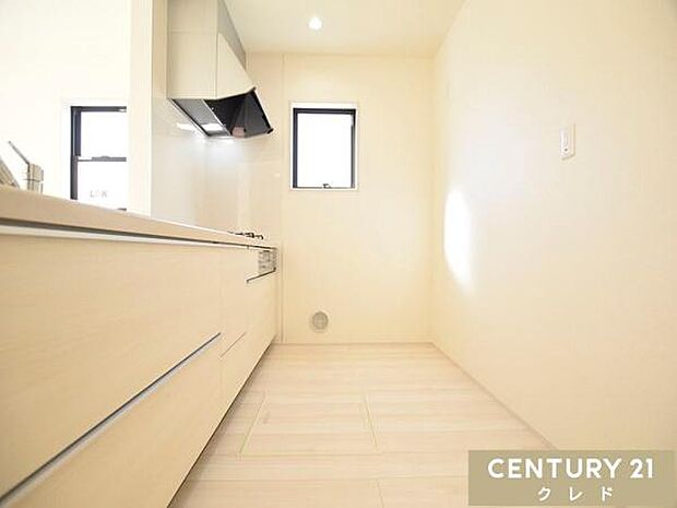 キッチンは大人2人が並んでもゆとりのある広さで、毎日の家事の時間も快適に。お子さまの「やってみたい！」にも、笑顔で応えたくなる空間です。