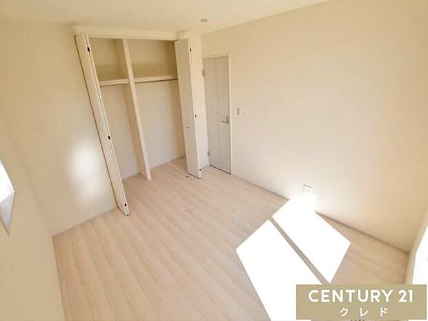 【洋室7帖】南向きバルコニーに面した7帖のゆとりある洋室は、主寝室として最適です。ダブルベッドを置いても十分な広さがあり、ご夫婦でゆったりとくつろげます。