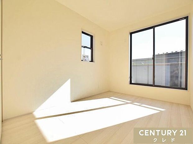 【洋室6帖】明るい陽射しが心地よい6帖の洋室。クローゼット完備で衣類や荷物をすっきり収納でき、居住スペースを広く使えます。