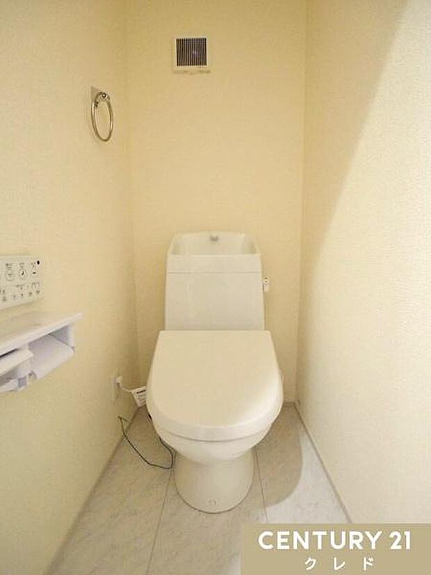 快適性と衛生面を兼ね備えたウォシュレット機能付きトイレ。お手入れもしやすく、清潔な状態を保ちやすいのも魅力です。