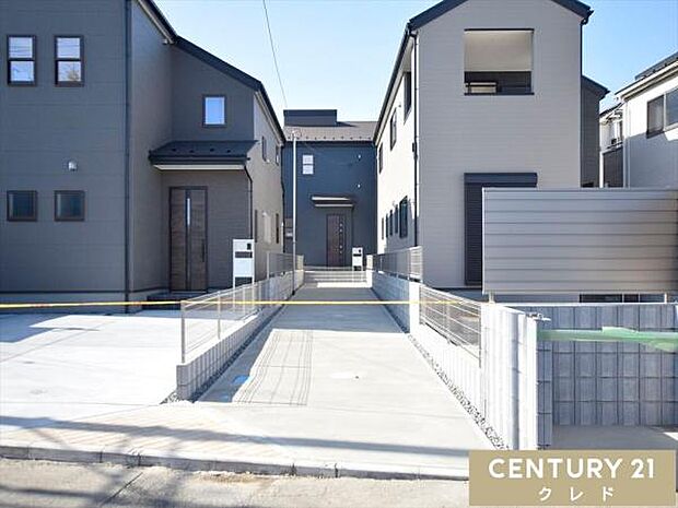 道路から奥まった敷地は、道路への飛び出しリスクも低く、小さなお子様がいるご家庭でも安心して暮らせます。カースペースは縦列3台駐車可能で、急な来客時も安心です