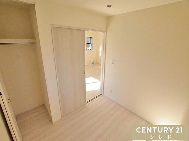 【洋室3.7帖】リビングに隣接する洋室は、引き戸を開放すればLDKと一体の広々とした空間に早変わり。扉を閉めれば集中できる個室になり、フレキシブルに使える便利な一室です。