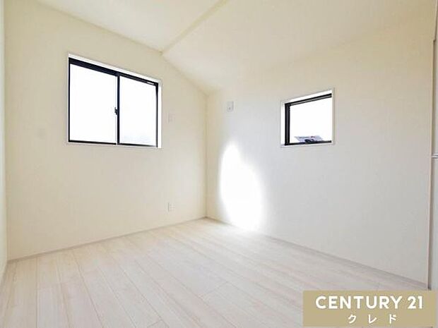 【洋室5.3帖】明るく落ち着いた雰囲気のフローリング洋室。寝室や子供部屋、趣味の部屋など、多目的に利用できます。