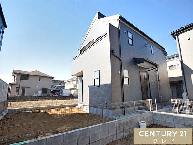 南側に広がるお庭が魅力の4SLDKです。陽当り良好で、ガーデニングや夏のお子様のプール遊び、BBQなど、ご家族でアウトドアリビングを楽しめます。