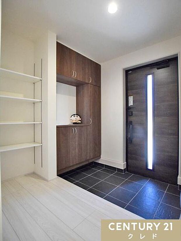 コの字型の大型シューズボックスに加え、可動棚付きの収納スペースも完備。家族全員の靴はもちろん、掃除用具や防災グッズなどもすっきり収まります。