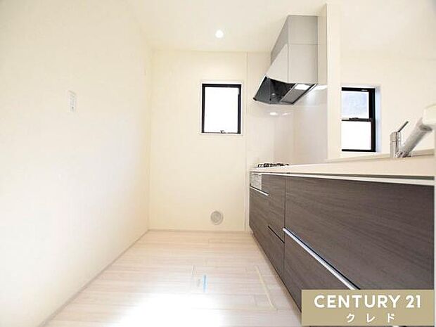 キッチンは大人2人が並んでもゆとりのある広さで、毎日の家事の時間も快適に。お子さまの「やってみたい！」にも、笑顔で応えたくなる空間です。