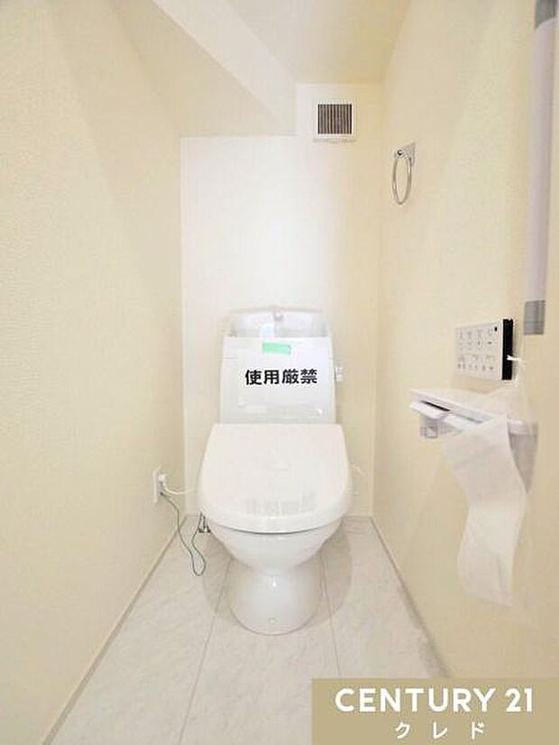 快適性と衛生面を兼ね備えたウォシュレット機能付きトイレ。お手入れもしやすく、清潔な状態を保ちやすいのも魅力です。