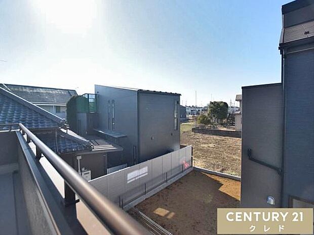 バルコニーからの眺望です。晴れた日には青空が広がり、心地よい風に包まれながら、ゆったりとした時間をお過ごしいただけます。