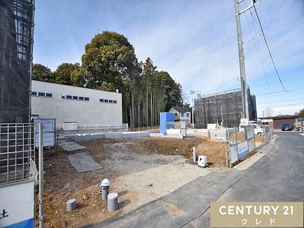 全棟60坪超のゆとりある敷地！駐車場は並列2台分あり、ご夫婦でお車をお持ちの方も安心です。