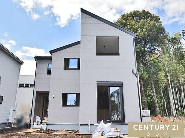 4LDKに大容量を収納できるWIC付きの間取りプランを実現した3号棟、ただいま外構・室内に工事中です。完成まで随時写真を更新しますのでお待ちください。