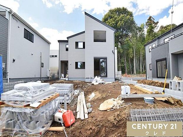 敷地63坪に佇むお住まいはカースペース並列2台が駐車可能です。週末には「なぐわし公園」でお子様と遊んだり、駅周辺ではショッピングも楽しめるこそ誰環境も充実のエリアです。