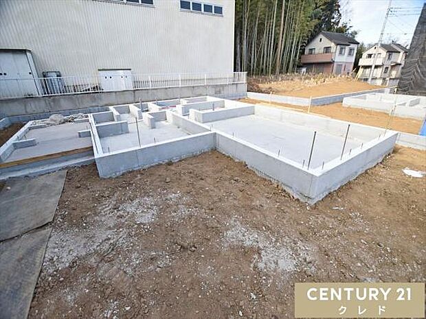 建物を支える重要な基礎工事中。床全面と立ち上がりを鉄筋コンクリートで施工することで、安心して暮らせる地震に強い基礎を造ります。